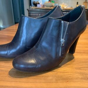 Franco Sarto  learher ankle boot, black, stacked heel, sz 8.5, EUC